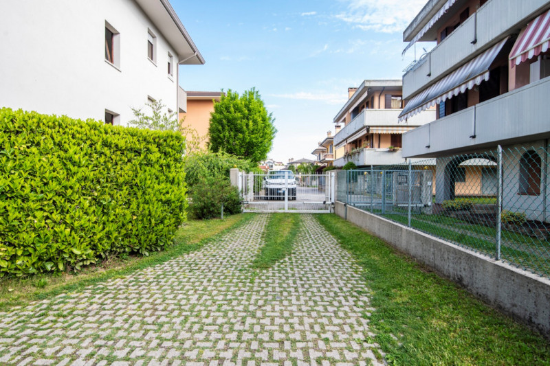 A San Biagio di Teolo proponiamo in vendita un accogliente e funzionale bicamere, ideale per chi ...