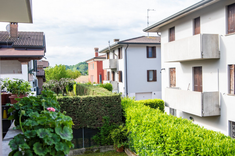 A San Biagio di Teolo proponiamo in vendita un accogliente e funzionale bicamere, ideale per chi ...