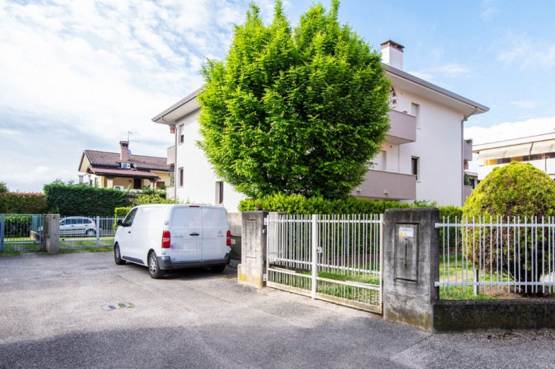 A San Biagio di Teolo proponiamo in vendita un accogliente e funzionale bicamere, ideale per chi ...