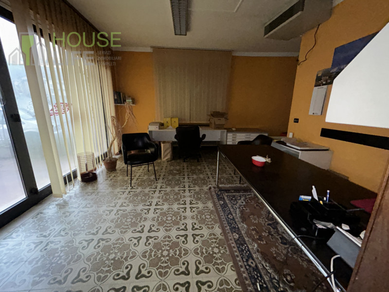 VALLI DEL PASUBIO: in posizione centrale, CASA SINGOLA composta da un tricamere al primo piano, n...