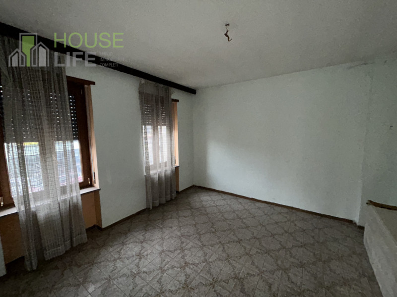 VALLI DEL PASUBIO: in posizione centrale, CASA SINGOLA composta da un tricamere al primo piano, n...