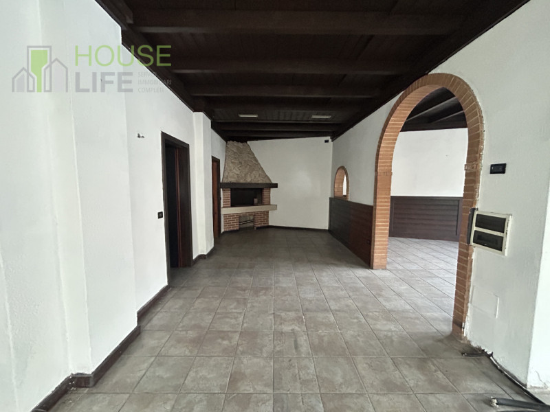 TORREBELVICINO: APPARTAMENTO BICAMERE attualmente locato al primo piano con grande locale commerc...