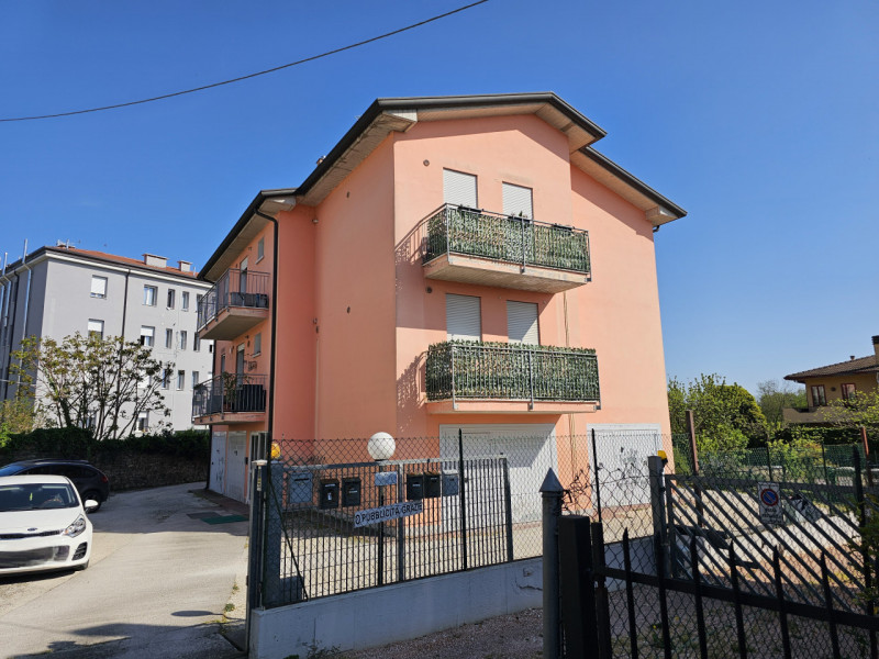 Proponiamo interessante investimento a Este!!! Appartamento bilocale locato al canone annuo di eu...