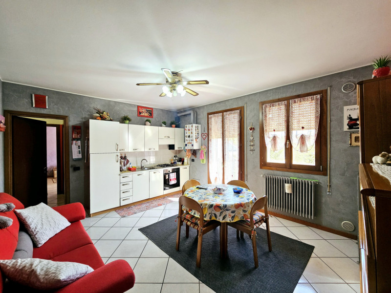 Proponiamo interessante investimento a Este!!! Appartamento bilocale locato al canone annuo di eu...