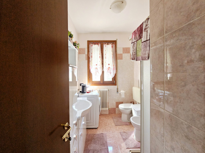 Proponiamo interessante investimento a Este!!! Appartamento bilocale locato al canone annuo di eu...