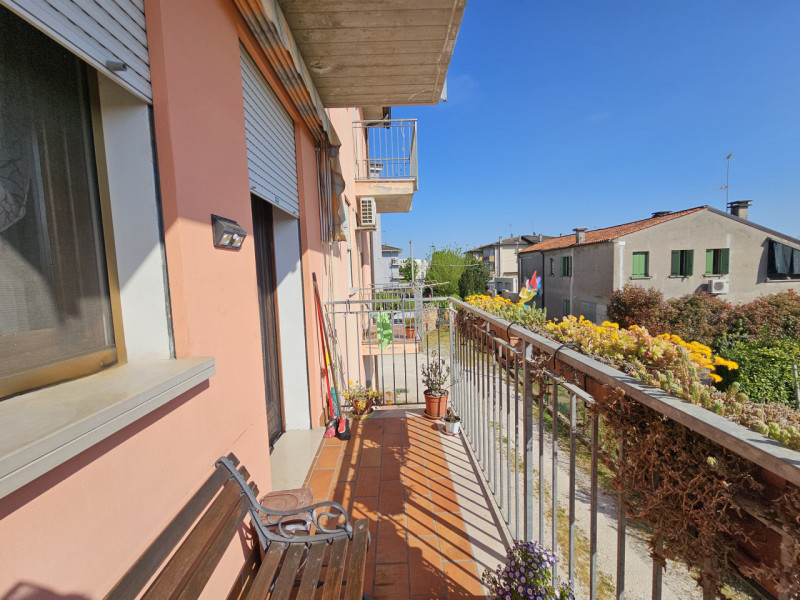 Proponiamo interessante investimento a Este!!! Appartamento bilocale locato al canone annuo di eu...