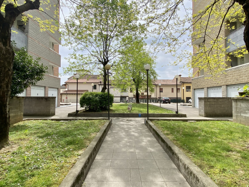 Nel cuore del quartiere Cattane, in un contesto condominiale ben curato e servito da ascensore, p...