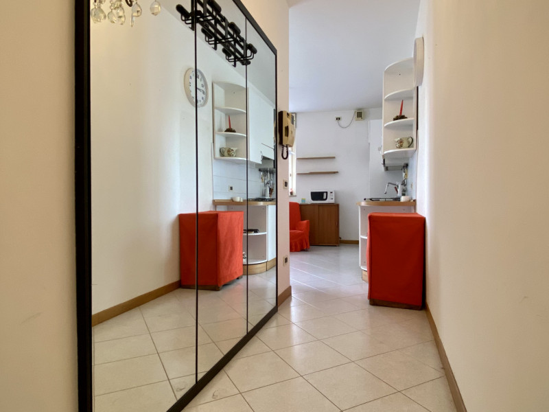 Nel cuore del quartiere Cattane, in un contesto condominiale ben curato e servito da ascensore, p...