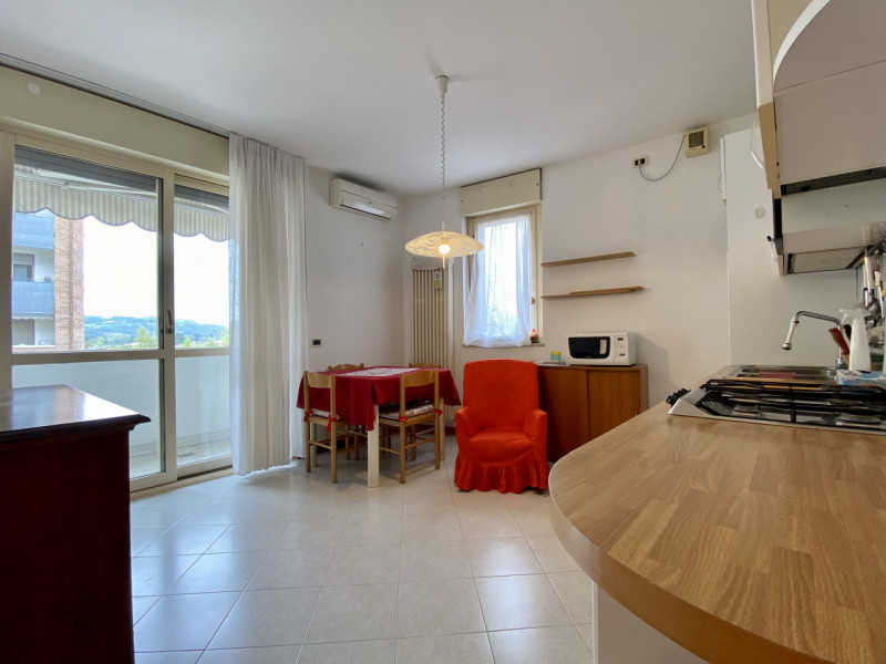 Nel cuore del quartiere Cattane, in un contesto condominiale ben curato e servito da ascensore, p...