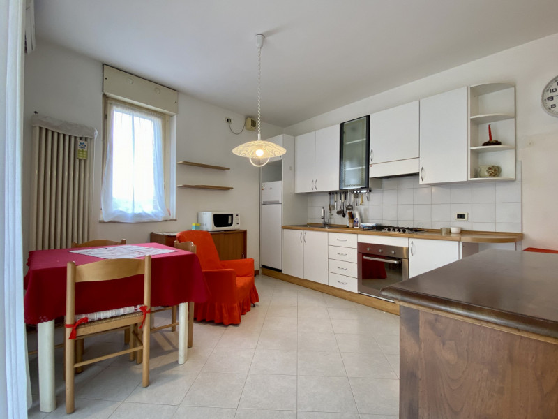 Nel cuore del quartiere Cattane, in un contesto condominiale ben curato e servito da ascensore, p...