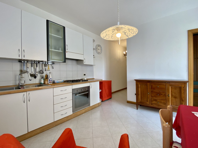 Nel cuore del quartiere Cattane, in un contesto condominiale ben curato e servito da ascensore, p...