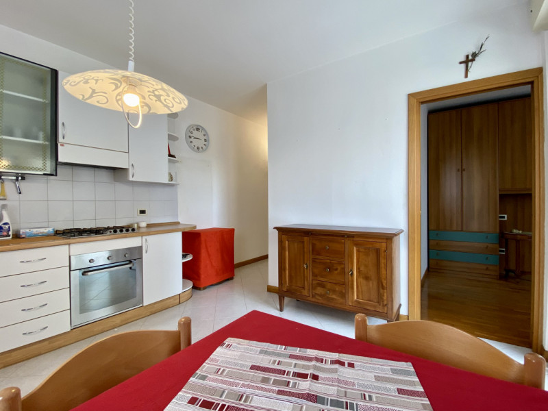 Nel cuore del quartiere Cattane, in un contesto condominiale ben curato e servito da ascensore, p...