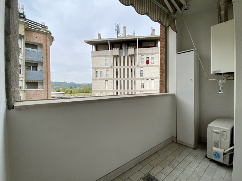 Nel cuore del quartiere Cattane, in un contesto condominiale ben curato e servito da ascensore, p...