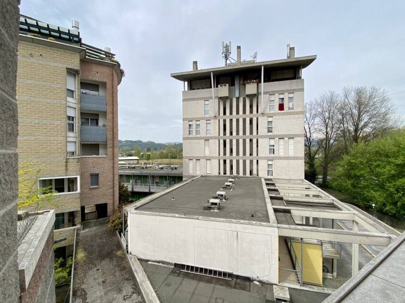 Nel cuore del quartiere Cattane, in un contesto condominiale ben curato e servito da ascensore, p...