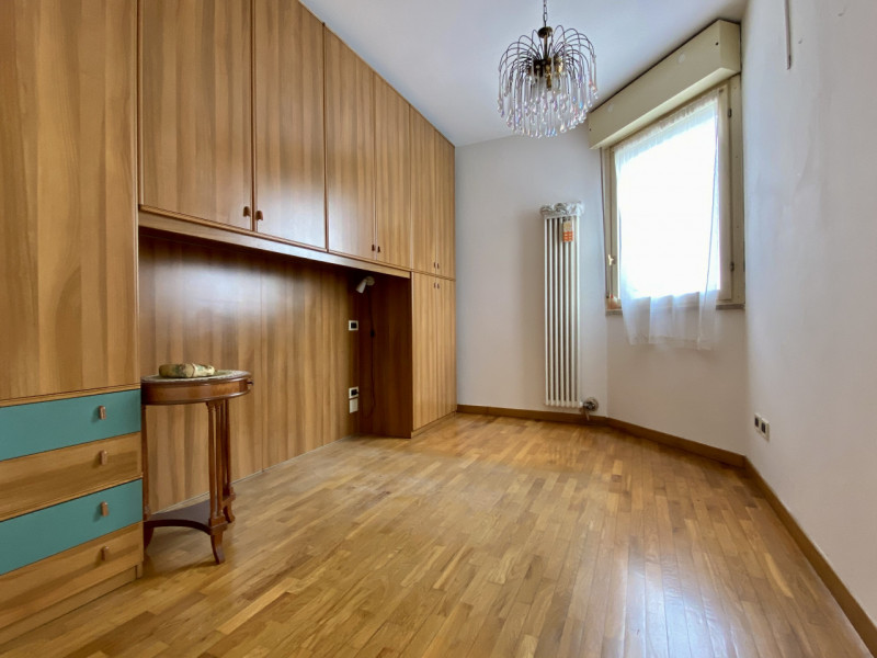 Nel cuore del quartiere Cattane, in un contesto condominiale ben curato e servito da ascensore, p...