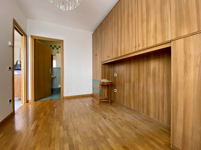 Nel cuore del quartiere Cattane, in un contesto condominiale ben curato e servito da ascensore, p...