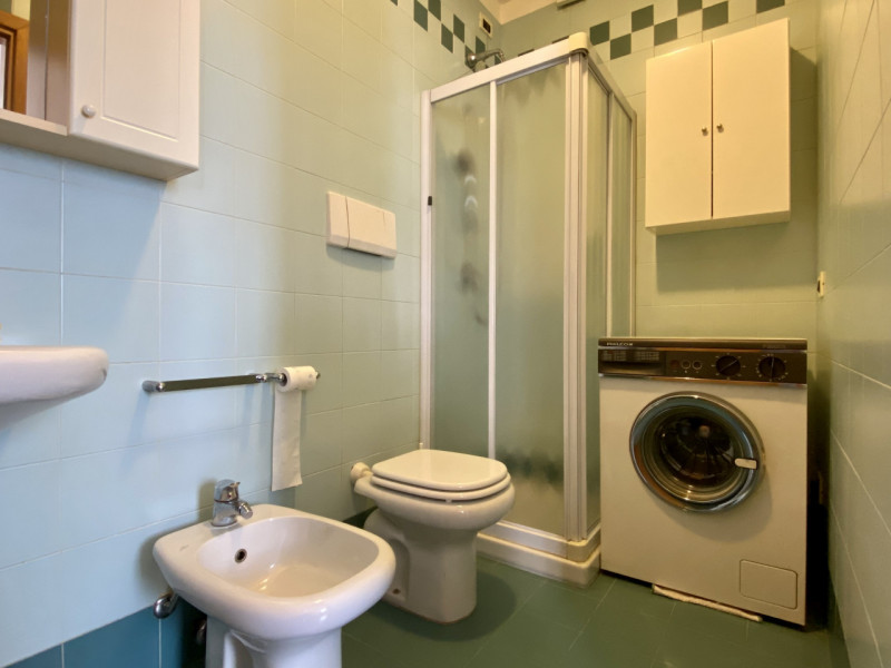 Nel cuore del quartiere Cattane, in un contesto condominiale ben curato e servito da ascensore, p...