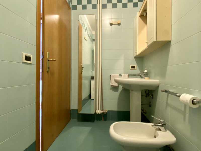 Nel cuore del quartiere Cattane, in un contesto condominiale ben curato e servito da ascensore, p...