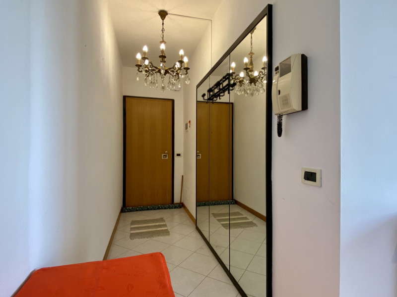 Nel cuore del quartiere Cattane, in un contesto condominiale ben curato e servito da ascensore, p...