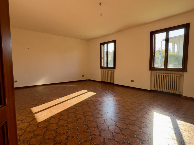 Nel cuore del quartiere residenziale di Caselle di Selvazzano, nella zona delle “Sante”, proponia...