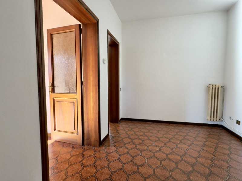 Nel cuore del quartiere residenziale di Caselle di Selvazzano, nella zona delle “Sante”, proponia...