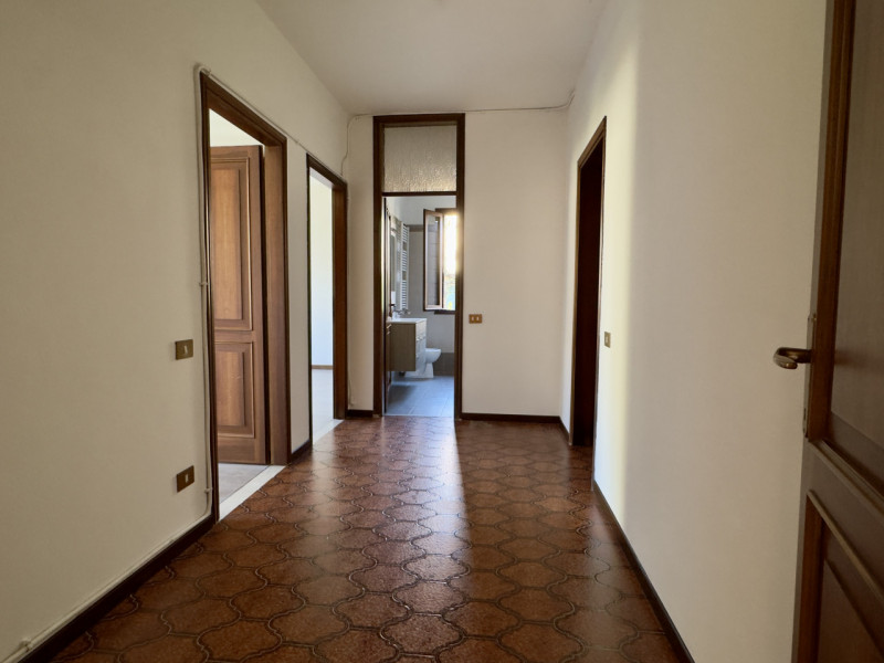 Nel cuore del quartiere residenziale di Caselle di Selvazzano, nella zona delle “Sante”, proponia...