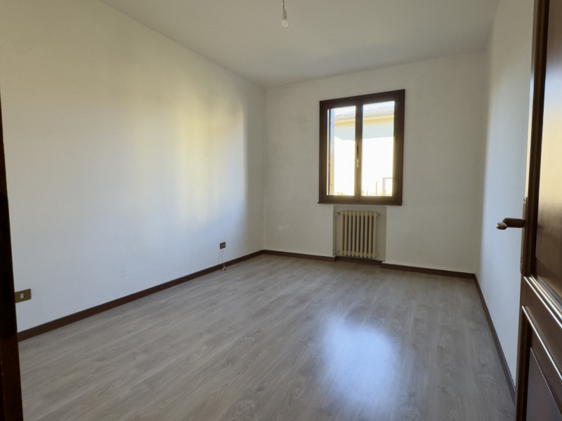 Nel cuore del quartiere residenziale di Caselle di Selvazzano, nella zona delle “Sante”, proponia...