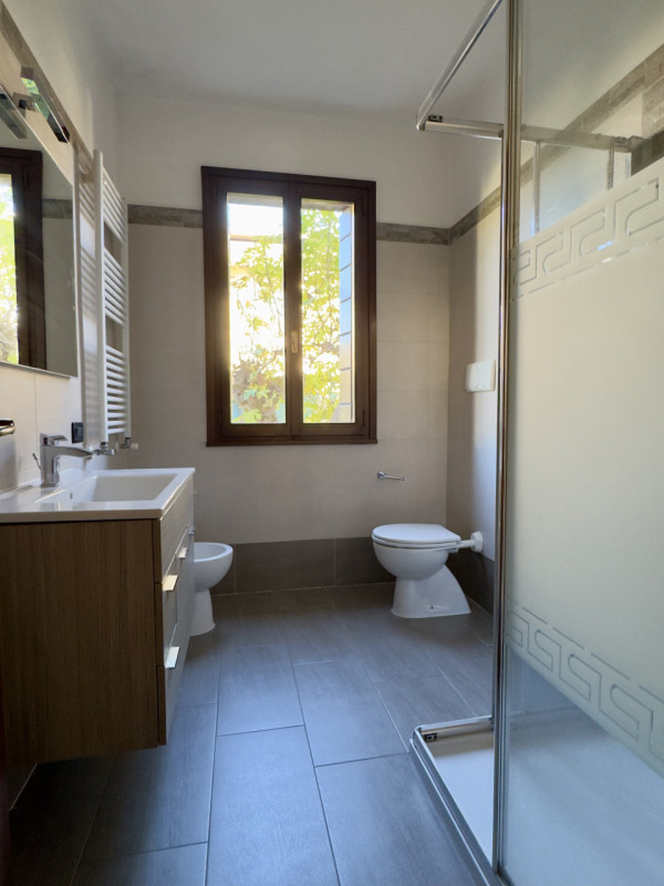 Nel cuore del quartiere residenziale di Caselle di Selvazzano, nella zona delle “Sante”, proponia...