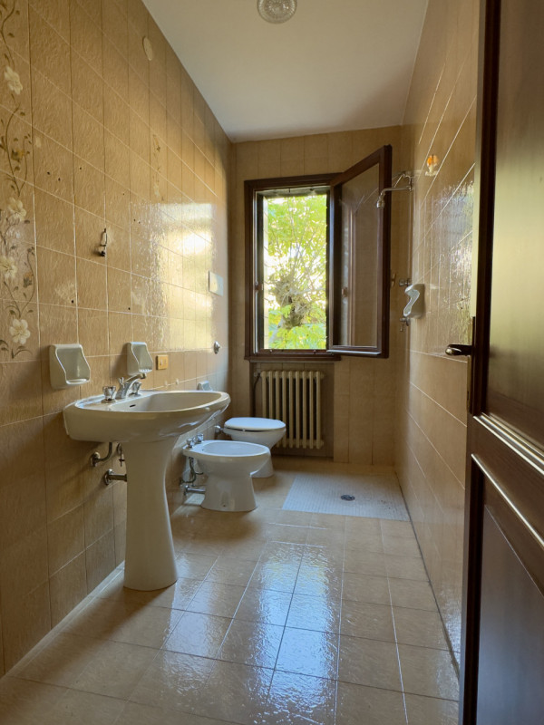 Nel cuore del quartiere residenziale di Caselle di Selvazzano, nella zona delle “Sante”, proponia...