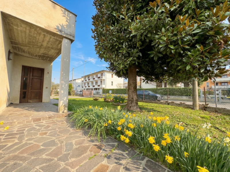 Nel cuore del quartiere residenziale di Caselle di Selvazzano, nella zona delle “Sante”, proponia...