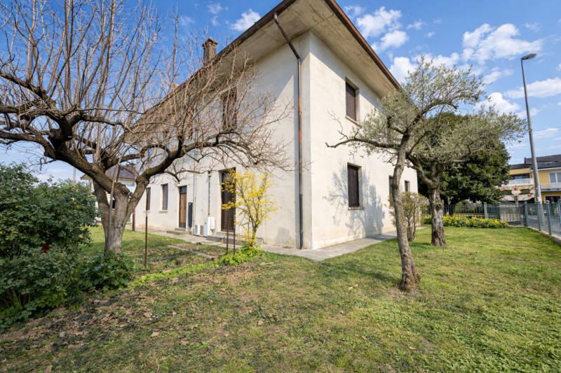 Nel cuore del quartiere residenziale di Caselle di Selvazzano, nella zona delle “Sante”, proponia...