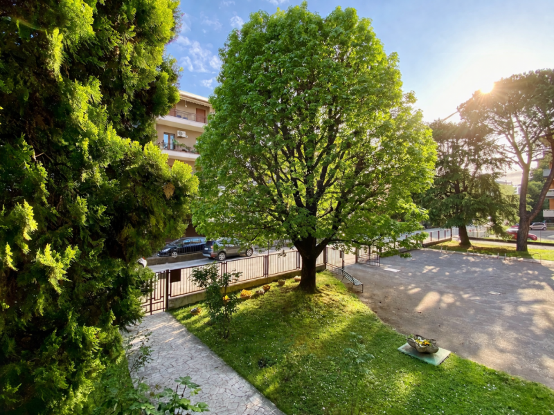 In una delle zone più richieste di Vicenza, nel quartiere Cattane, proponiamo in vendita un appar...