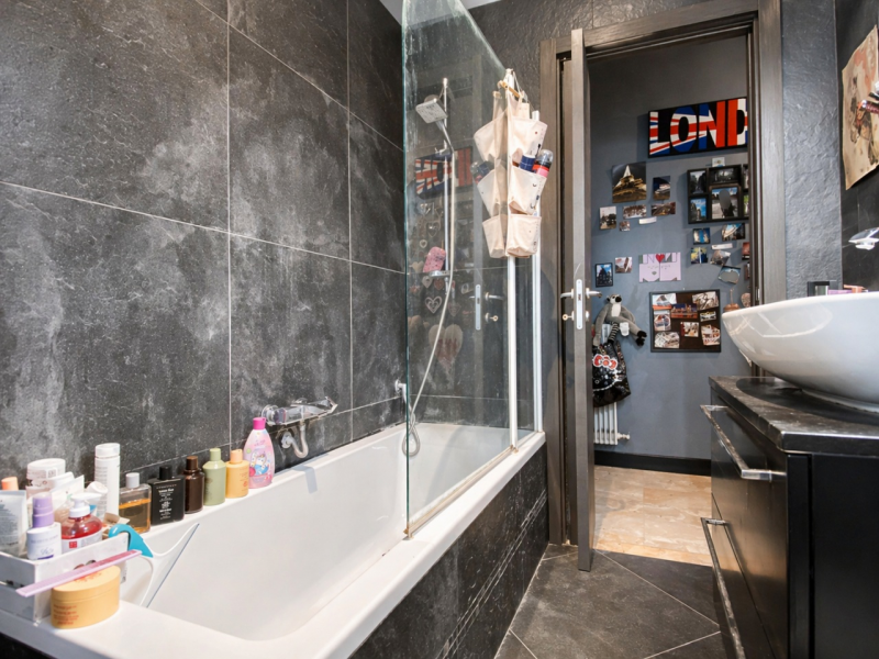 In una delle zone più richieste di Vicenza, nel quartiere Cattane, proponiamo in vendita un appar...