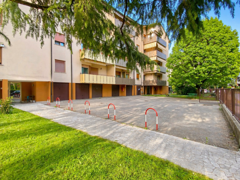 In una delle zone più richieste di Vicenza, nel quartiere Cattane, proponiamo in vendita un appar...