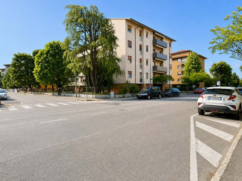 In una delle zone più richieste di Vicenza, nel quartiere Cattane, proponiamo in vendita un appar...