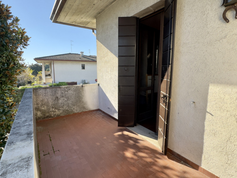 Nel cuore del quartiere residenziale di Caselle di Selvazzano, nella zona delle “Sante”, proponia...