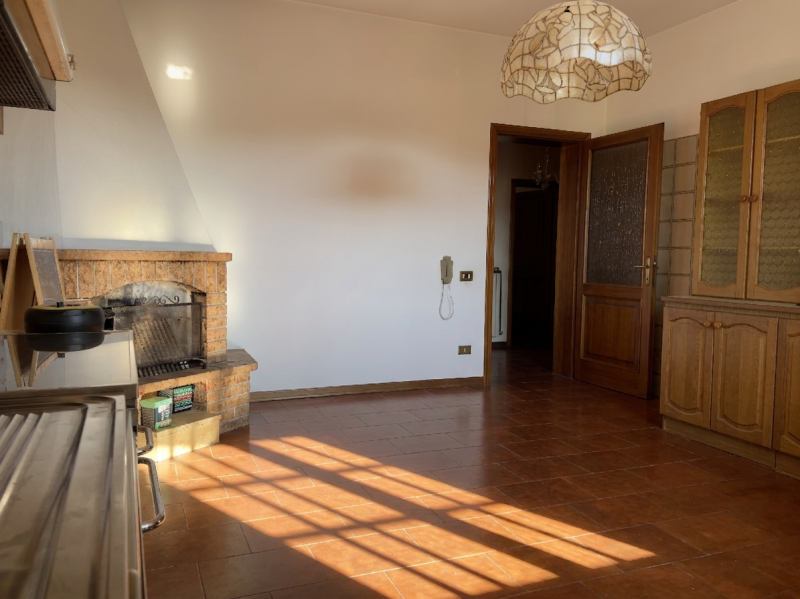 Nel cuore del quartiere residenziale di Caselle di Selvazzano, nella zona delle “Sante”, proponia...