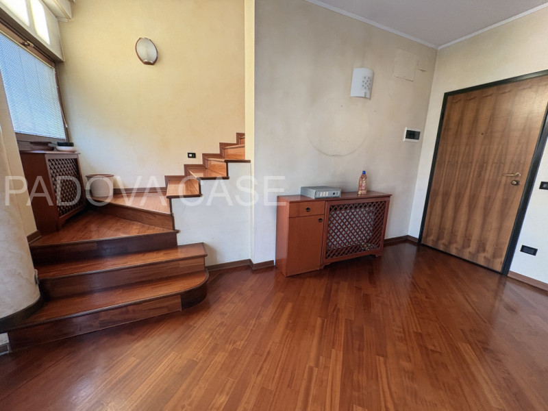 Attico su due livelli in zona Savonarola: vista, comfort e stile nel cuore di Padova

In una dell...