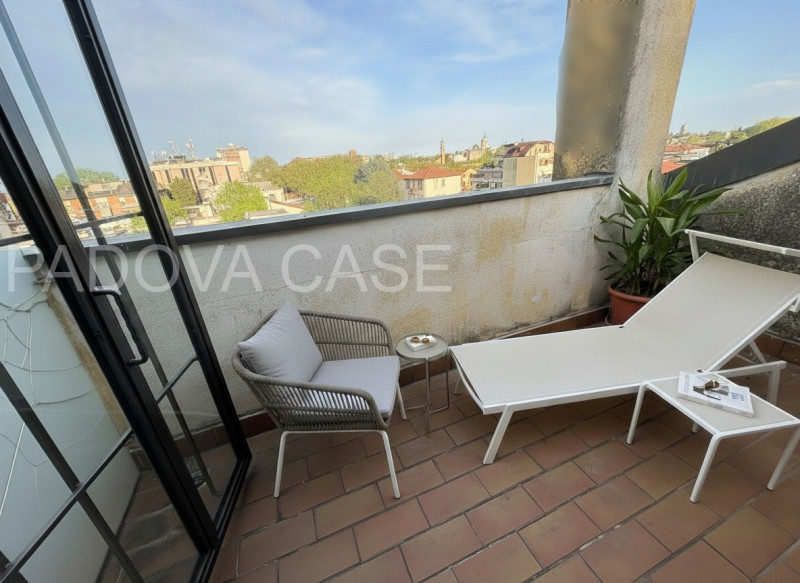 Attico su due livelli in zona Savonarola: vista, comfort e stile nel cuore di Padova

In una dell...