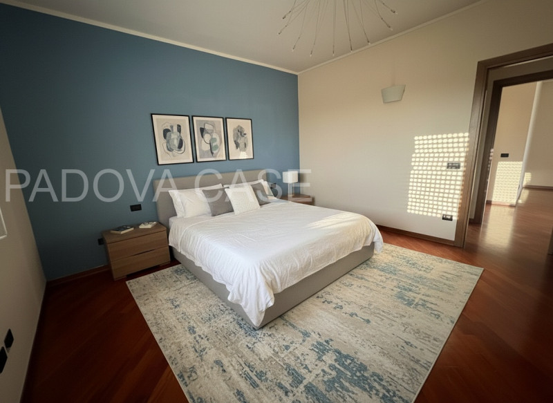 Attico su due livelli in zona Savonarola: vista, comfort e stile nel cuore di Padova

In una dell...