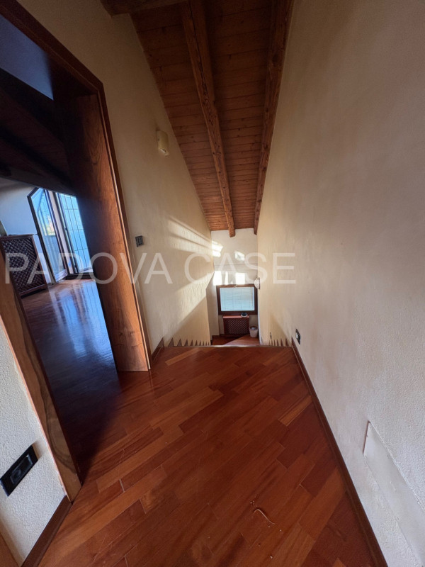 Attico su due livelli in zona Savonarola: vista, comfort e stile nel cuore di Padova

In una dell...