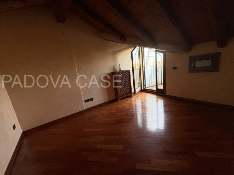 Attico su due livelli in zona Savonarola: vista, comfort e stile nel cuore di Padova

In una dell...