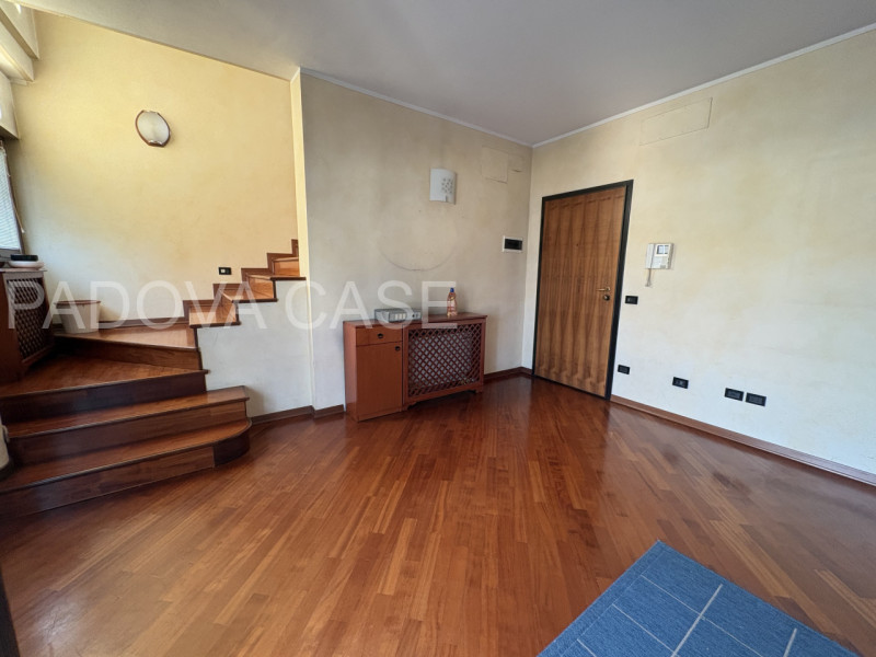 Attico su due livelli in zona Savonarola: vista, comfort e stile nel cuore di Padova

In una dell...