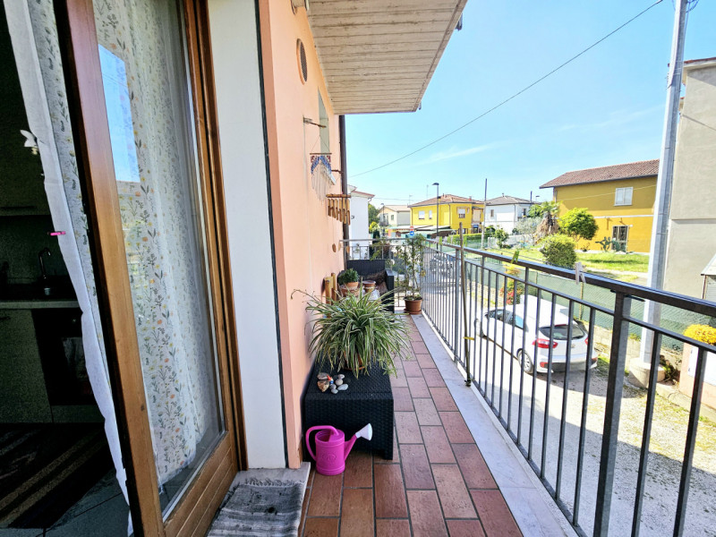 Proponiamo in vendita un interessante appartamento bilocale per investimento, situato a Este, in ...