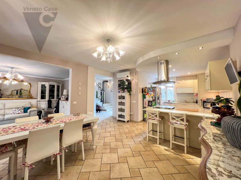 A Piovega proponiamo in vendita un' esclusiva porzione centrale di trifamiliare costruita nel 200...