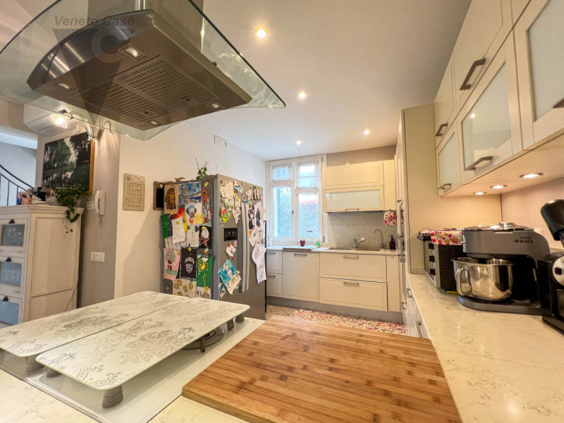 A Piovega proponiamo in vendita un' esclusiva porzione centrale di trifamiliare costruita nel 200...