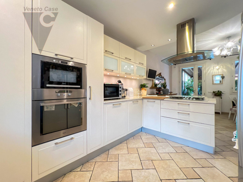 A Piovega proponiamo in vendita un' esclusiva porzione centrale di trifamiliare costruita nel 200...