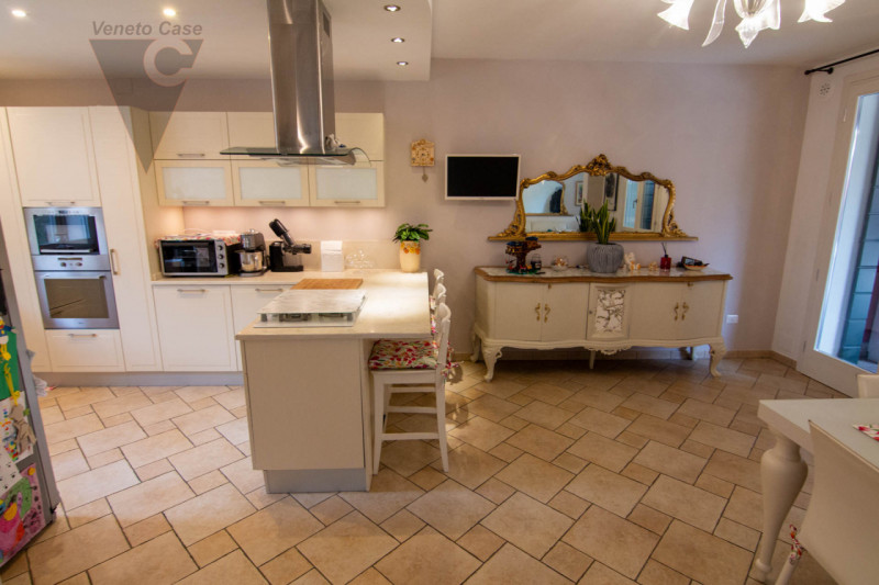 A Piovega proponiamo in vendita un' esclusiva porzione centrale di trifamiliare costruita nel 200...