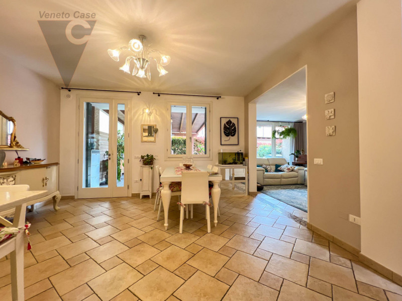 A Piovega proponiamo in vendita un' esclusiva porzione centrale di trifamiliare costruita nel 200...