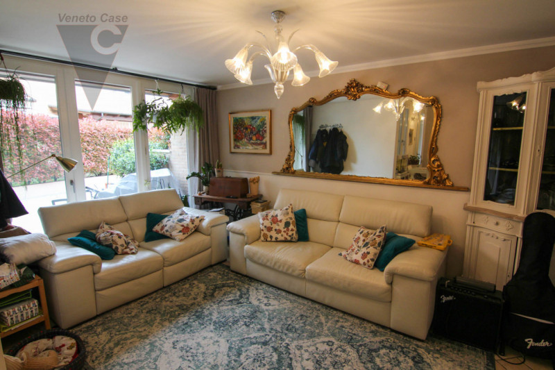 A Piovega proponiamo in vendita un' esclusiva porzione centrale di trifamiliare costruita nel 200...